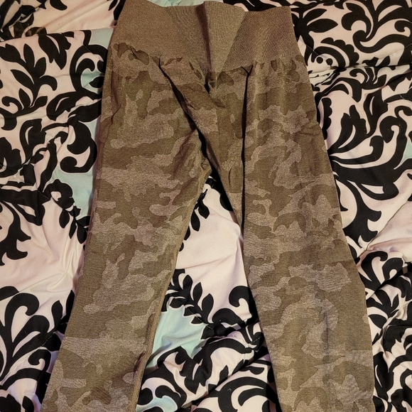 YEOREO Camo Women's Seamless High Waisted Leggings Size M - Picture 5 of 5